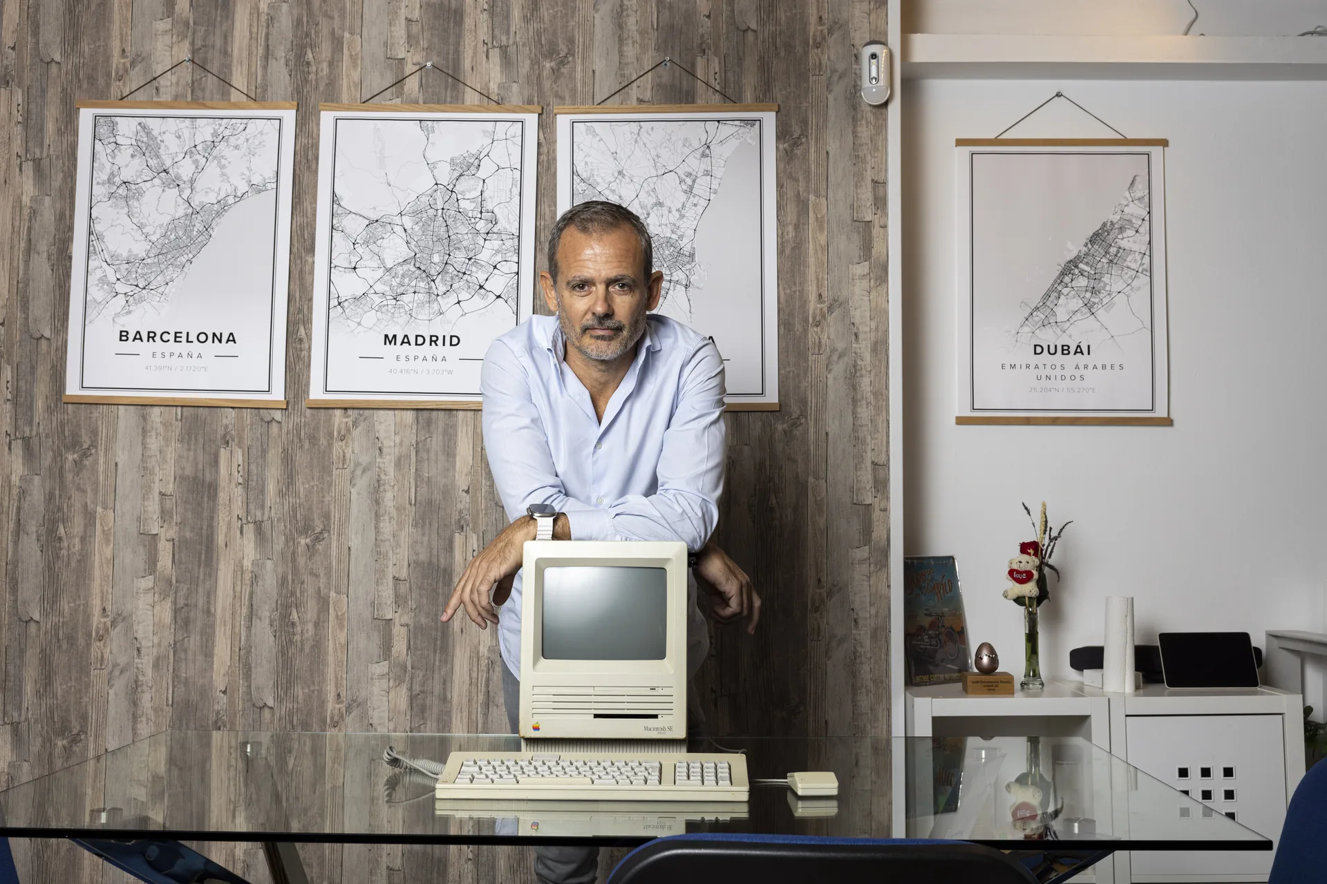 Jero Schwab with a classic Mac