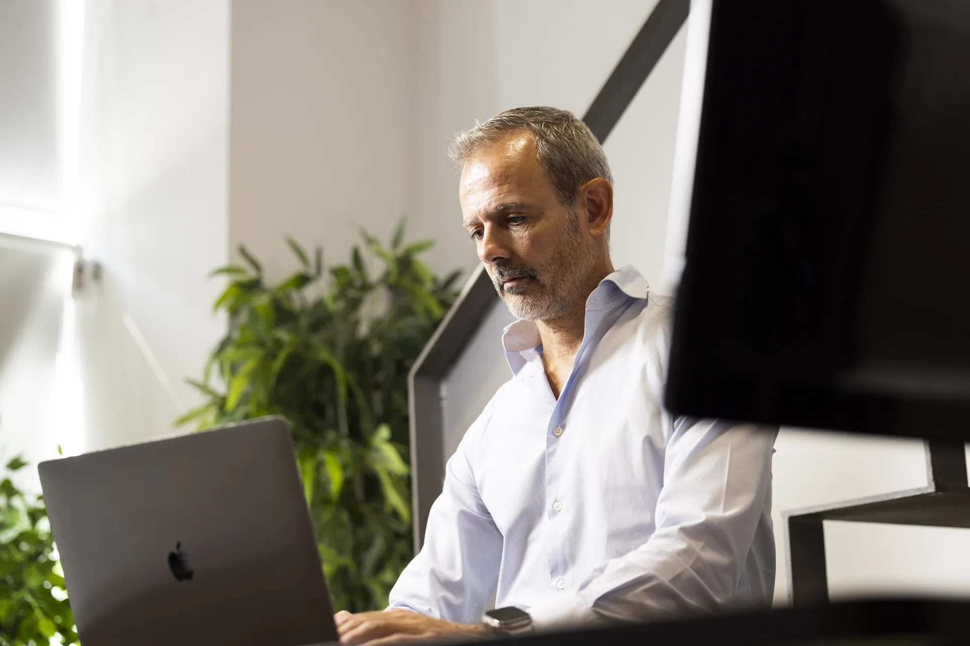 Jero Schwab, fundador de SETEK, trabajando con un MacBook